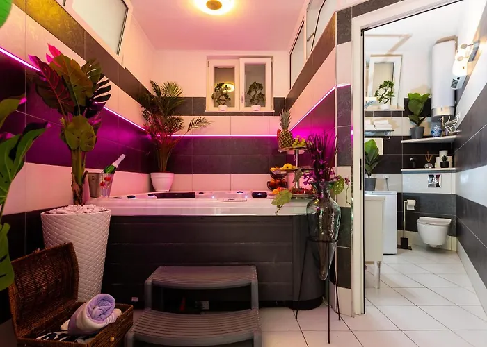 Apartment By The Way Hot Tub And Free Parking