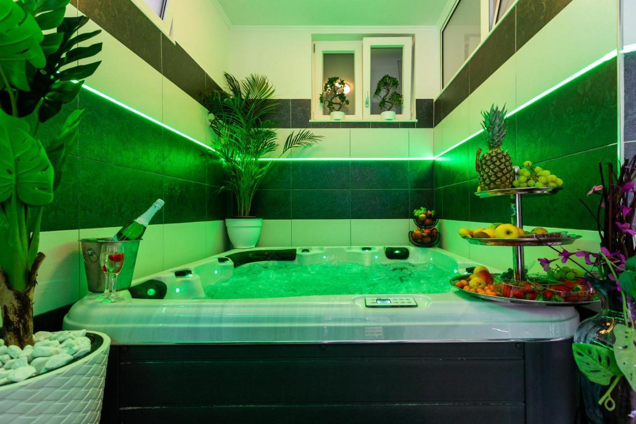By The Way Hot Tub And Free Parking