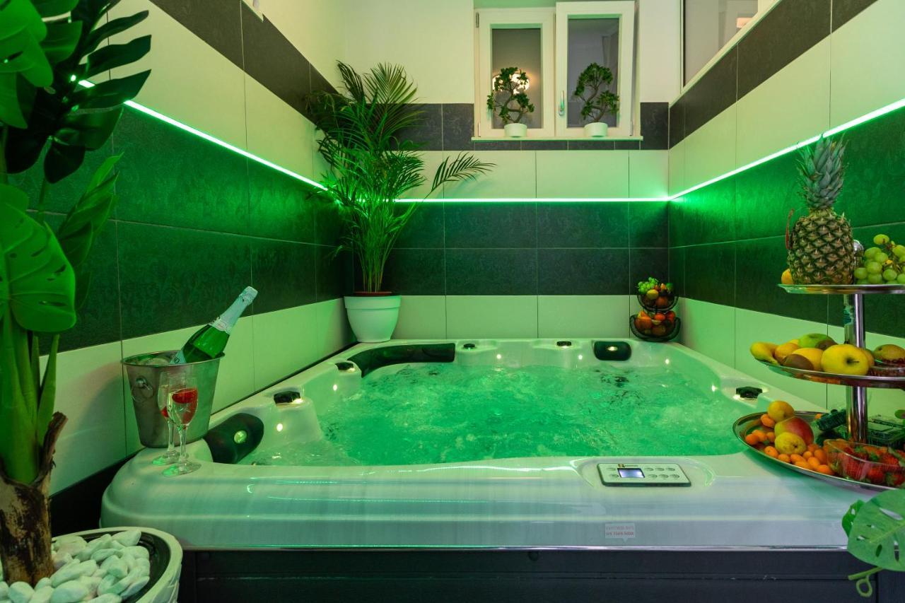By The Way Hot Tub And Free Parking