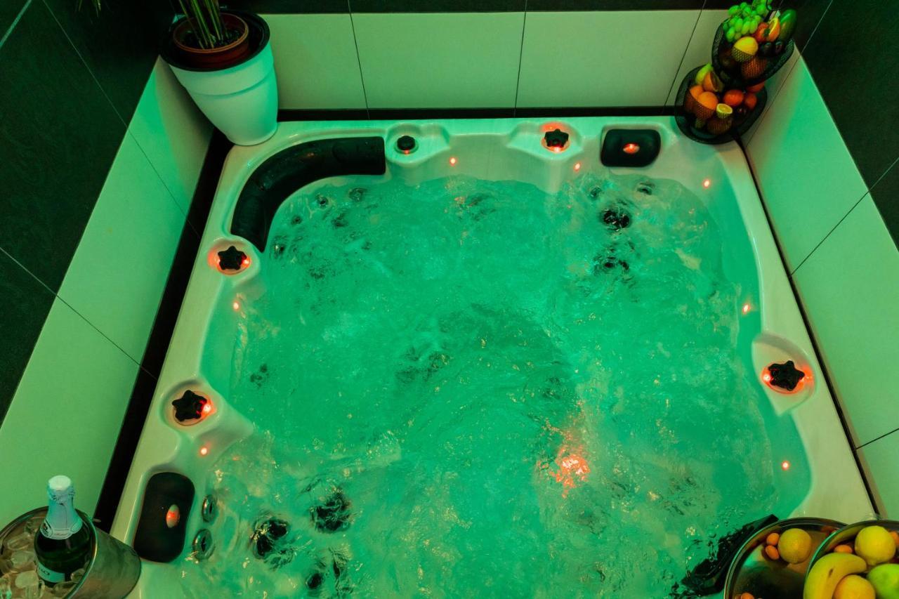 By The Way Hot Tub And Free Parking *